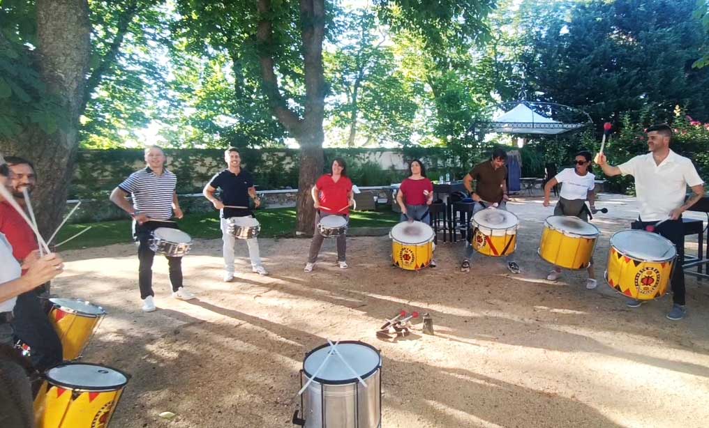 Sala montada para team building de batucada