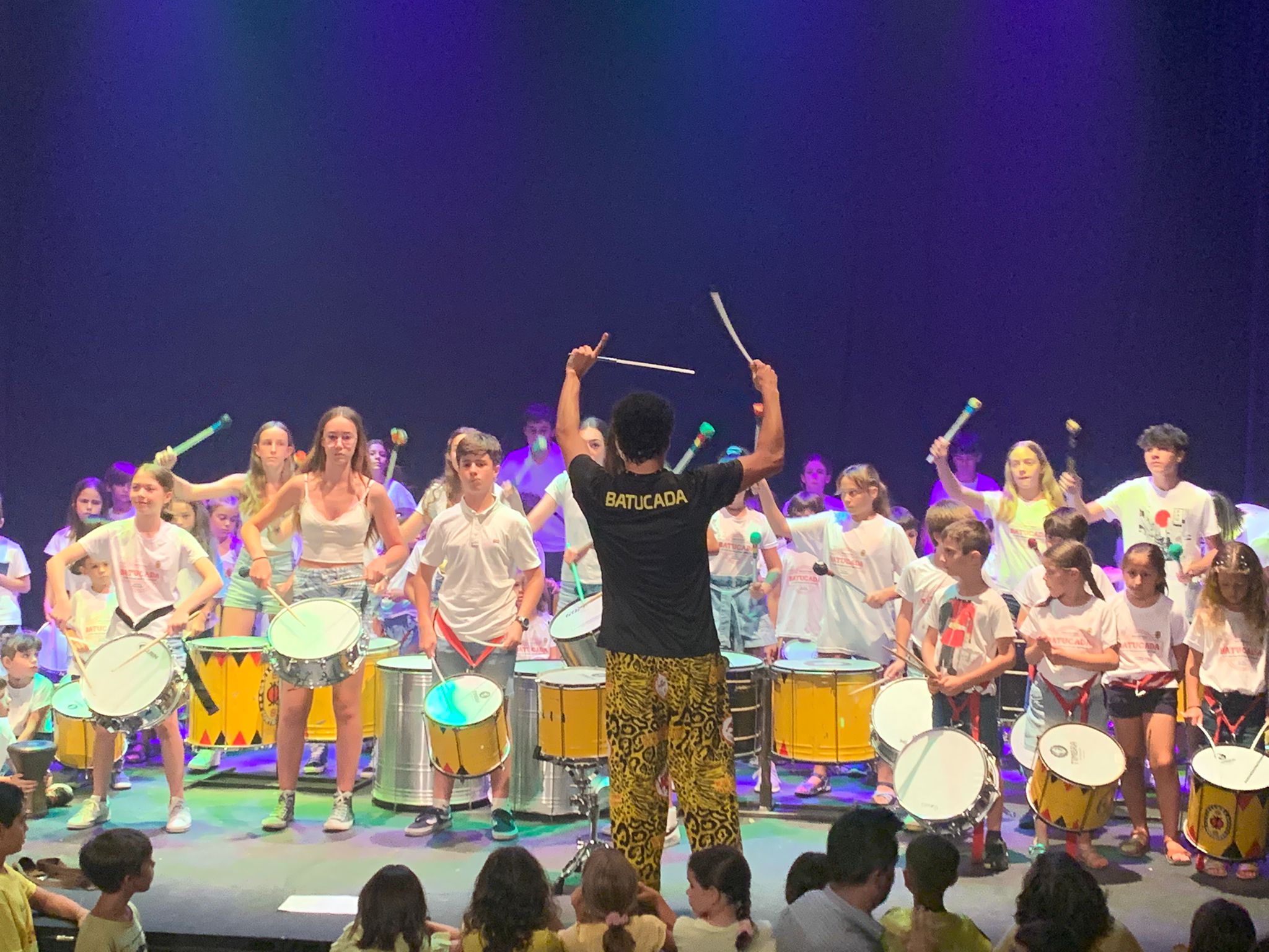 Espectáculo de percusión en colegio