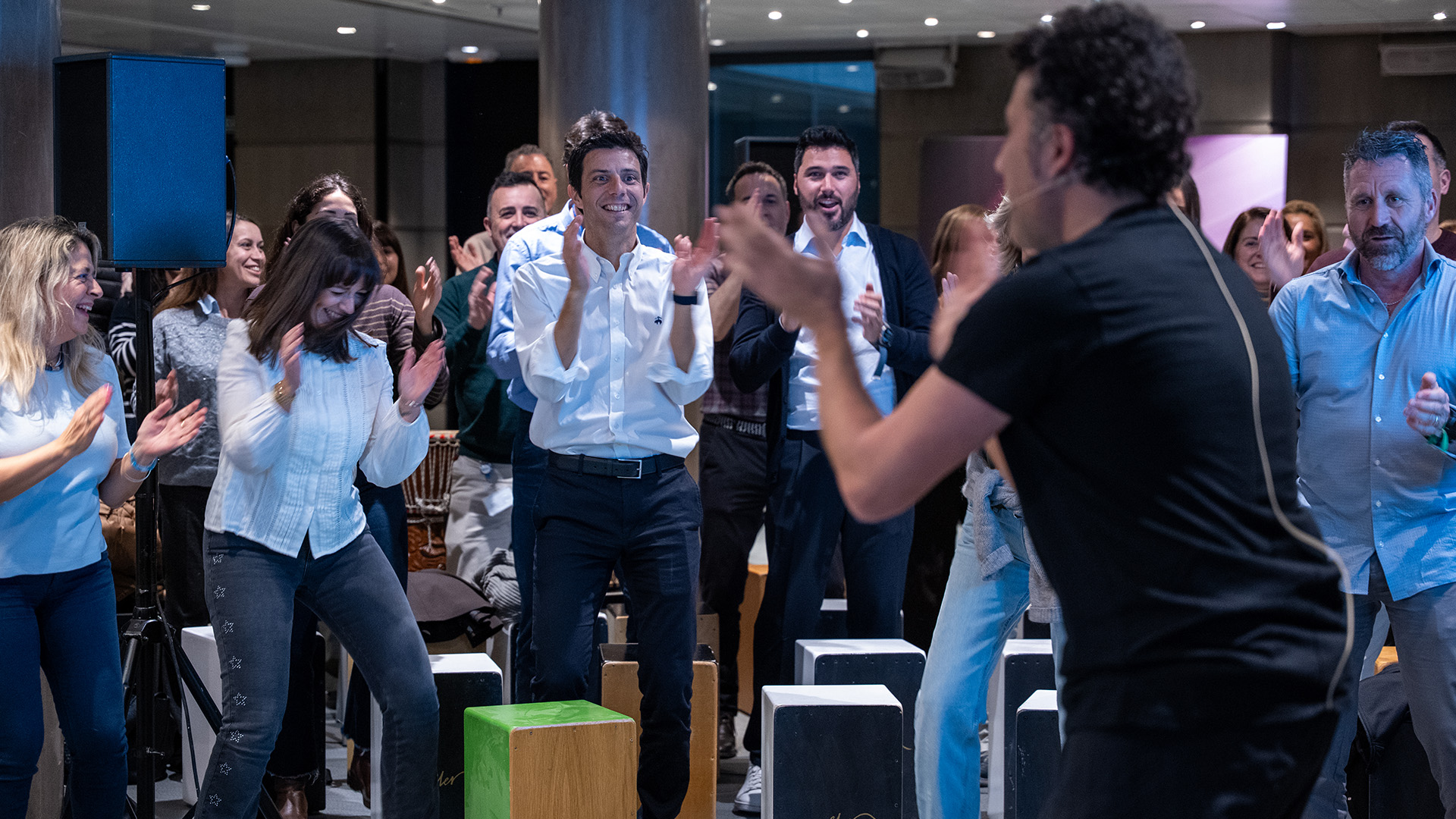 Grupo de percusión y danza en evento de empresa