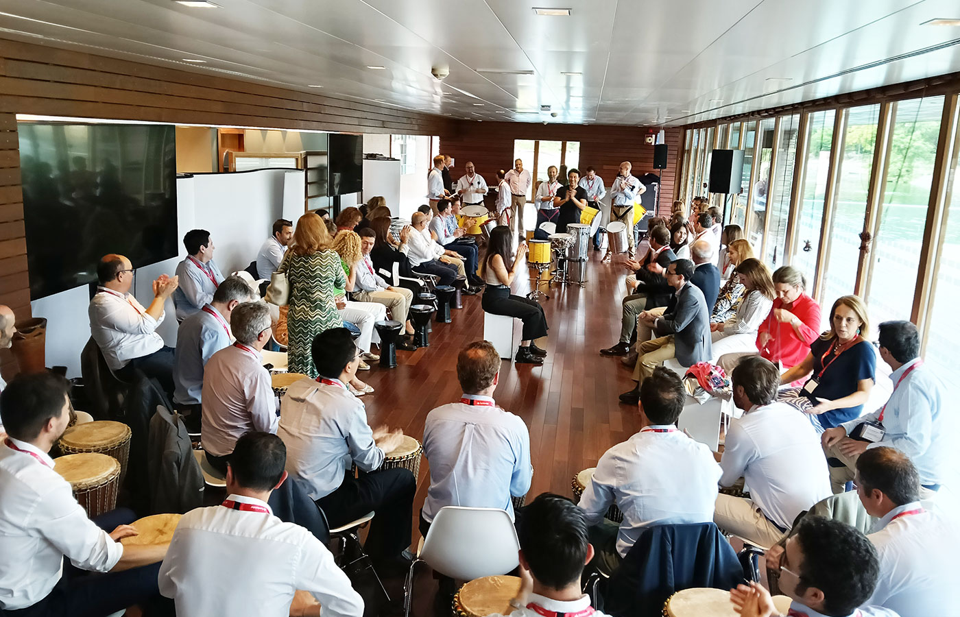 Sala de percusión - formación en círculo